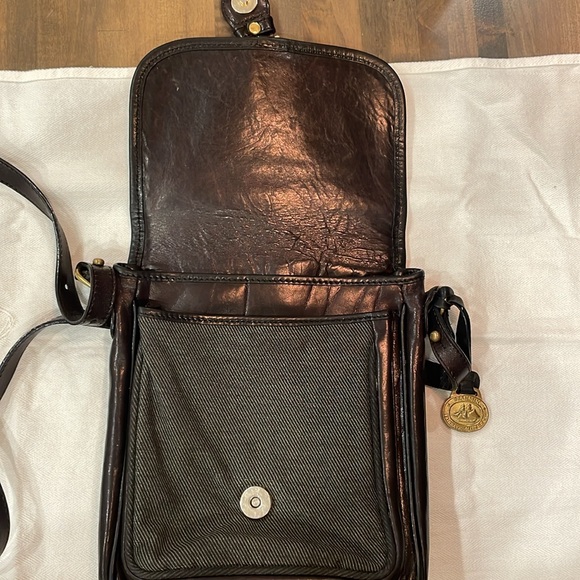 Brahmin black leather crossbody
8.5”length 7”width lying flat. Vintage - Picture 4 of 16
